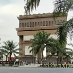 Monumen Simpang Lima Gumul dengan tagline baru Kediri Berbudaya yang terlihat semakin cantik dan sayang bila tidak dikunjungi. Foto: MUJI HARJITA/ BANGSAONLINE