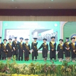 MAN 1 Tuban memberikan peghargaan kepada lulusan berprestasi dalam purna siswa angkatan ke-44 tahun 2024.