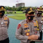 Wakapolda Jatim Brigjen Pol Slamet Hadi Supraptoyo, saat memberi keterangan pers di depan sejumlah wartawan di lapangan apel Mapolda Jawa Timur, Kamis (31/12/2020). foto: ist.