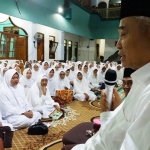Dr KH Asep Saifuddin Chalim, MA saat menyampatikan testimoni di depan sekitar 1.000 Muslimat NU Kecamatan Wonocolo Surabaya di Aula Pondok Pesantren Aamantul Ummah Siwalankerto Surabaya Rabu malam (26/9/2018). foto: bangsaonline.com