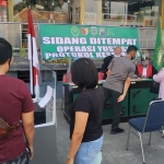 Operasi yustisi yang digelar di depan Pasar Beran Ngawi. (foto: ist).