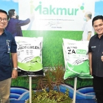 Dirut Petrokimia Gresik, Dwi Satriyo Annurogo, bersama Menteri BUMN, Erick Thohir, saat launching program Makmur. Foto: Ist