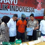 Kapolres AKBP Wahyu S. Bintoro dan tim Jatanras Polda saat mengekspos tersangka miras oplosan. foto: SYUHUD/ BANGSAONLINE