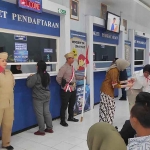 Petugas Satlantas Polres Blitar Kota mengenakan baju pejuang dan adat saat melayani pemohon SIM. (Ist)
