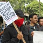 SOLIDARITAS - Aktivis mahasiswa dan seniman menggelar unjuk rasa solidaritas terhadap Salim alias Kancil yang dibunuh karena gigih menolak penambangan pasir di Lumajang. Aksi dilakukan di sekitar Gedung Balai Kota Malang, Senin (28/9). foto: merdeka
