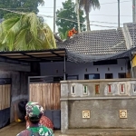 Dua rumah di Kecamatan Kanigoro, Kabupaten Blitar, rusak tertimpa pohon kelapa yang roboh saat hujan deras disertai angin mengguyur wilayah tersebut.