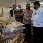 Plt Bupati Nganjuk Marhaen Djumadi, didampingi Kapolres AKBP Boy Jeckson saat meninjau barang bukti pupuk bersubsidi yang diamankan. Foto: BAMBANG/ BANGSAONLINE