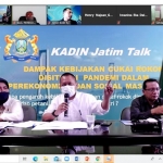 Dari kiri: Wakil Ketua Umum Kadin Jatim Bidang Industri Wajib Cukai Sulami Bahar, Wakil Ketua PWI Jatim Lutfil Hakim, serta anggota Komisi B DPRD Propinsi Jatim Daniel Rohi.