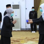 Gubernur Jawa Timur Khofifah Indar Parawansa saat pengambilan sumpah pejabat administrator dan pengawas di Lingkungan Dinas pendidikan Pemprov Jatim di Gedung Negara Grahadi, Senin (13/4). foto: ist/ bangsaonline.com