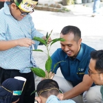 Insan PG saat memperkenalkan cara bercocok tanam kepada siswa difabel dari SLB Negeri Cerme, Gresik, pada kegiatan PG Inspiration Day dalam rangka HUT ke-52 Petrokimia Gresik.