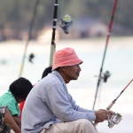 Ilustrasi orang memancing 