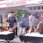 Kapolres Kediri AKBP Agung Setyo Nugroho bersama forkopimda saat memusnahkan barang bukti dengan cara dibakar. Foto: Ist.