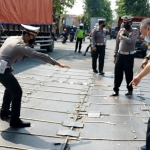 Kasat Lantas Polres Pasuruan AKP Yudhi Anugerah Putra (KIRI) saat mengecek kesiapan perbaikan jembatan didampingi Dishub dan Balai Besar Jalan Nasional. foto: MOCH ANDY FACHRUDIN/BANGSAONLINE