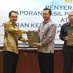 Bupati Tuban Fathul Huda saat menerima WTP dari BPK Jatim didamping Ketua DPRD, Miyadi.