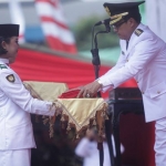 Wali Kota Malang Drs. H. Sutiaji saat menyerahkan bendera sang Saka Merah Putih kepada personel Paskibraka pada upacara HUT ke-74 kemerdekaan RI di lapangan Stadion Gajayana Malang, Sabtu (17/08). foto: ist