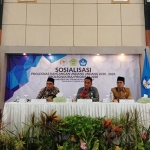 Ach. Baidawi Anggota Komisi VI DPR RI (kiri), Rektor UTM Dr. Drs. Ec. Moh. Syarif, M.Sc (tengah), dan Bupati Bangkalan R. Abdul Latif Imron Amin.
