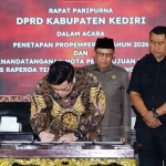 Bupati Kediri, Hanindhito Himawan Pramana saat menandatangani Raperda APDB 2026. (Ist)