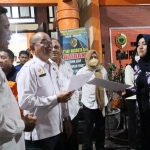 Bupati Ikfina dan Kepala BPBD Yoi Afrida melepas keberangkatan relawan dan mobil bantuan ke Cianjur.