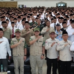 Menteri Haji dan Umrah RI, KH. Moch. Irfan Yusuf (tengah), foto bersama para peserta diklat PPIH 2026. Foto: Dok. Kemenhaj.