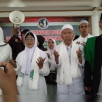 Khofifah saat memimpin ribuan jamaah melantunkan sholawat.