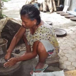 Tarsi (58), salah satu pengrajin gerabah di Dusun Babatan, Desa Gemenggeng, Kecamatan Bagor, Nganjuk saat sedang membuat layah secara manual. foto: INTAN/ BANGSAONLINE