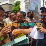 Korlap aksi AMSB saat mendesak perwakilan Kejari Sampang untuk mengumumkan kerugian negara. Foto: MUTAMMIM/BANGSAONLINE