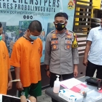 Kedua pelaku pelemparan bondet saat dihadirkan dalam rilis pers di Mapolres Probolinggo Kota.