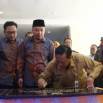 Bupati Sambari didampingi Direktur RS Fatma Medika menandatangani prasasti peresmian Instalasi Rawat Inap. foto: SYUHUD/ BANGSAONLINE