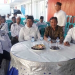 Ketua DPC Partai Demokrat Gresik, Edy Santoso (kanan) bersama para pengurus saat buka bersama anak yatim. foto: SYUHUD/ BANGSAONLINE