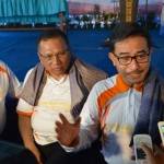 Penjabat Bupati, Akmal Boedianto ketika mendampingi Menteri Agraria, Ferry Mulsyidan Baldan. foto: syuhud/ BANGSAONLINE