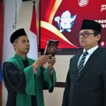 Athoillah saat dilantik dan diambil sumpah janjinya sebagai PAW anggota KPU Jatim Periode 2019-2024. Foto: Ist