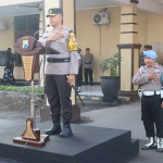 Kapolres Kediri Kota AKBP Bramastyo Priaji saat memimpin apel (foto: Muji Harjita)