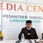 Ketua Pesantren Tangguh Ponpes Lirboyo, KH. M. Abdul Muid Shohib (tengah) didampingi Kapolres Kediri Kota AKBP Miko Indrayana, dan Drs. Nur Muhyar dari Pemkot Kediri. foto: MUJI HARJITA/ BANGSAONLINE