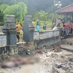 Suasana saat warga mendatangi dua orang yang tewas di Petilasan Empu Supo, Tuban.