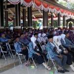  SIAP BERANGKAT: JCH Sidoarjo Kloter 31 menjelang pemberangkatan menuju Asrama Haji Sukolilo Surabaya, di Pendopo Delta Wibawa, Sabtu (20/8). foto: MUSTAIN/ BANGSAONLINE.com