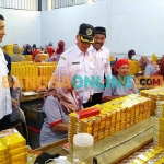 Kepala Dinsos Tulungagung, Wahiyd Masrur, saat monitoring dan pemeriksaan data ke sejumlah karyawan pabrik rokok. Foto: FERI WAHYUDI/BANGSAONLINE