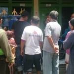 Warga berkerumun saat mayat Uswatun Hasanah ditemukan. foto: ekoyono/ BANGSAONLINE