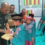 Danramil 0818/25 Pakis Kapten Inf Sri Sukarmanto saat menyerahkan santunan kepada anak yatim.