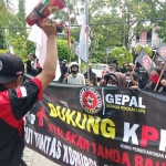 Massa Gepal saat menggelar aksi demo di kantor PDAM Giri Tirta Gresik. foto: SYUHUD/ BANGSAONLINE