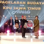 Komisioner KPU Kabupaten Mojokerto, Zainul Arifin, saat menerima penghargaan.
