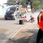 Pemkab Pasuruan mulai melakukan pembenahan jalan, menyongsong datangnya musim Lebaran.
