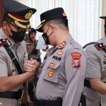 Kapolres Gresik, AKBP Muchamad Nur Azis memberi ucapan selamat kepada PJU usai sertijab. FOTO: SYUHUD/BANGSAONLINE.com