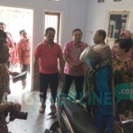 Wali Kota Blitar Samanhudi Anwar (kaos merah) saat memimpin sidak ke sejumlah rumah kos. foto: AKINA/ BANGSAONLINE