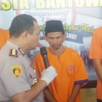 Kapolresta Banyuwangi Kombes Arman Asmara sedang menanyai tersangka pencabulan, Sukarman (pakai kopyah).