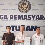 Kepala Desa Tingkis, Agus Susanto (tengah), saat berada di Lapas Tuban.