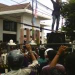Salah satu orator berteriak di pintu masuk Kejari Sumenep. foto: RAHMATULLAH/ BANGSAONLINE