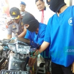 Dua orang pelaku saat mempraktekan cara membuka kunci motor dengan kunci rakitan