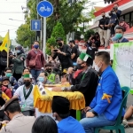 Gabungan mahasiswa di Kota Blitar saat menggelar sidang mahkamah rakyat.