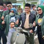 Muhaimin Iskandar (naik vespa) saat berkunjung ke komunitas pengrajin sepatu Mojopahit Mojokerto.