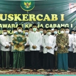 Bupati Dawami foto bersama para peserta Muskercab I PCNU Kabupaten Madiun.